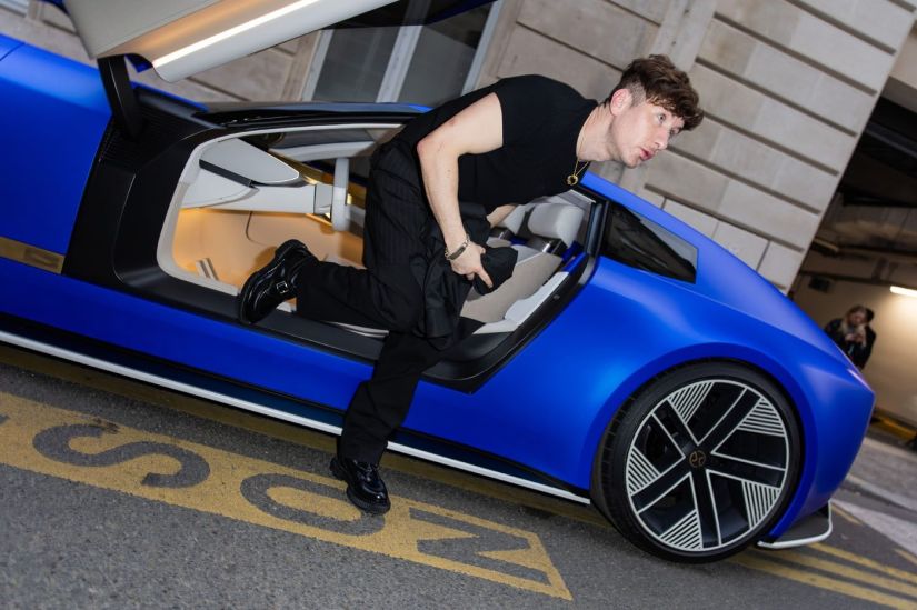 Jaguar Type 00 aparece em evento do Paris Fashion Week