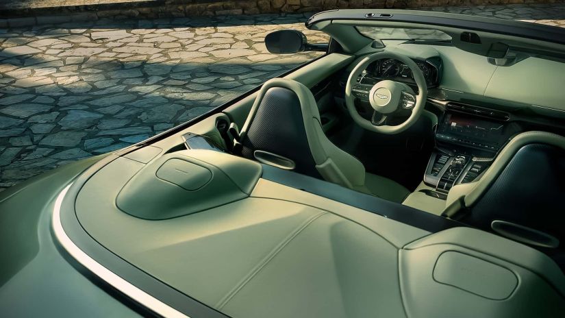 Aston Martin apresenta novo Vanquish Volante 2026