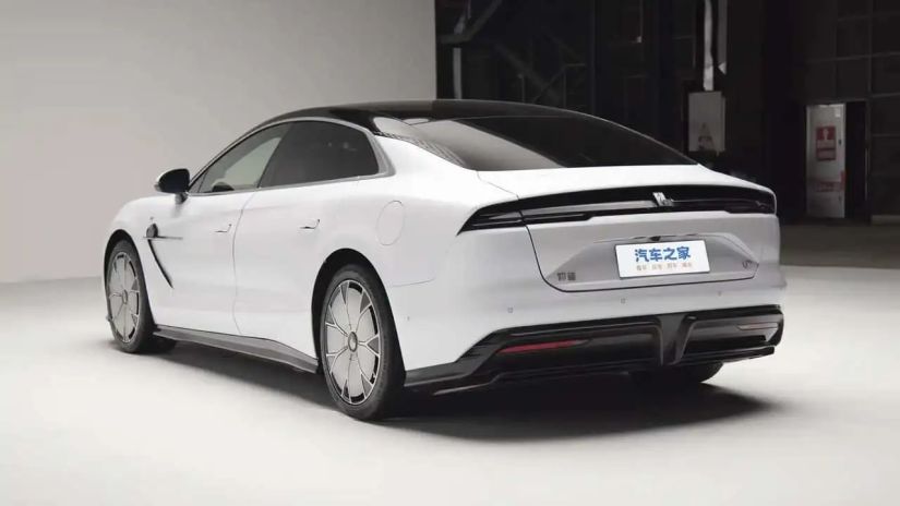 BYD apresenta novo sedã de luxo que entrega 1.287 cv de potência