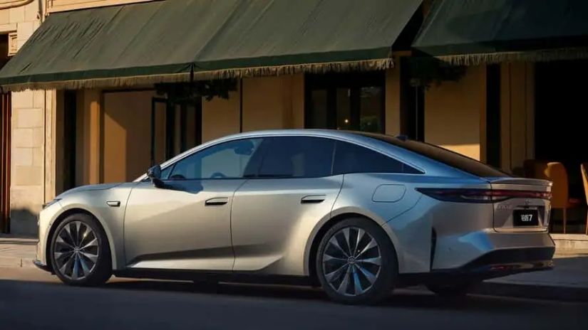 Toyota apresenta novo sedã elétrico bZ7