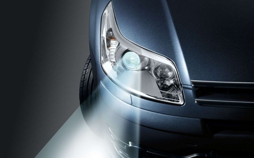 Faróis de xenônio / Créditos: Azul Seguros