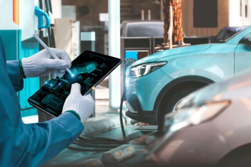 Mecânico fazendo manutenção de carro elétrico / Créditos: Adobe Stock - Estadão