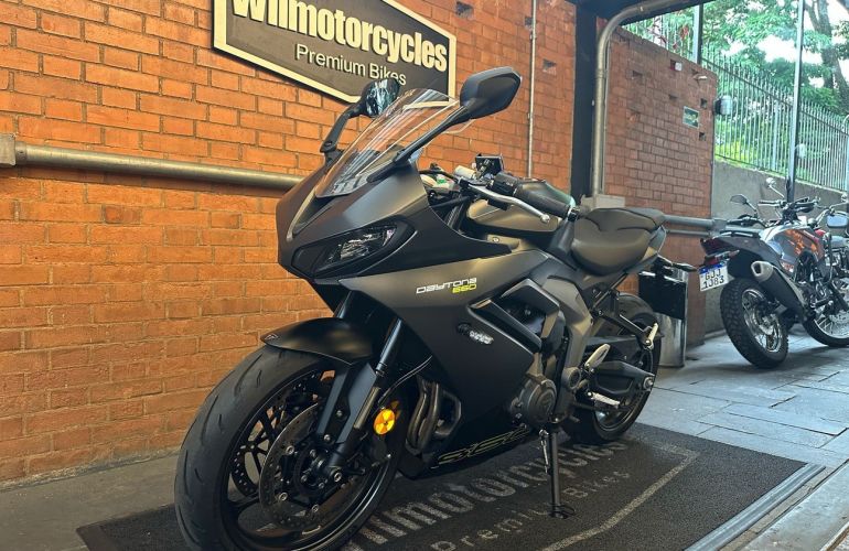Triumph Daytona 660 - Foto #2