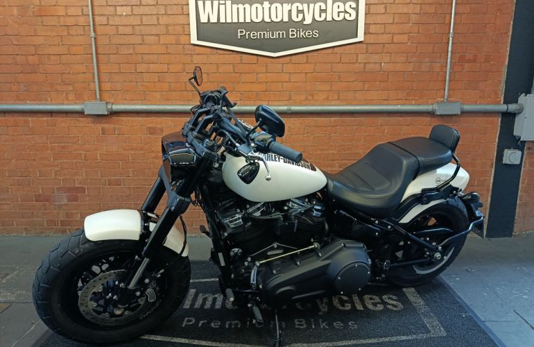 Harley-Davidson Softail Fat Bob 107 - Foto #2