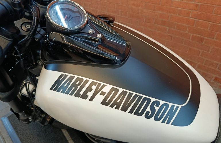Harley-Davidson Softail Fat Bob 107 - Foto #5