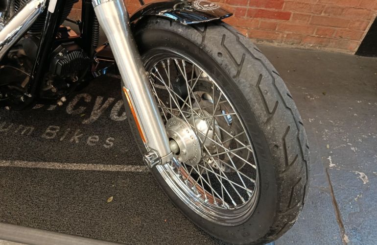 Harley-Davidson Dyna Super Glide Custom - Foto #8