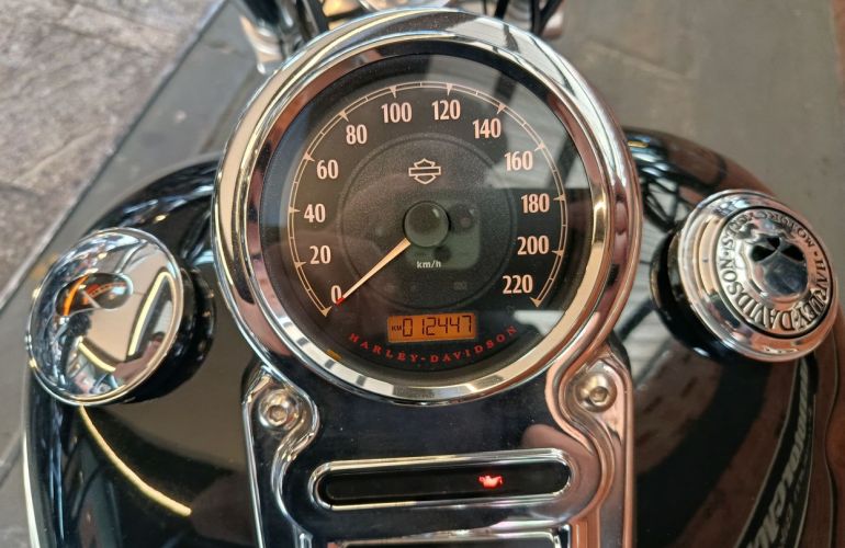 Harley-Davidson Dyna Super Glide Custom - Foto #10